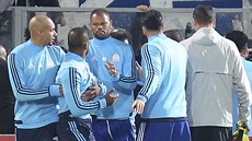Patrice Evra (druhý zleva) z Marseille řádil před zápasem Evropské ligy, krotí...