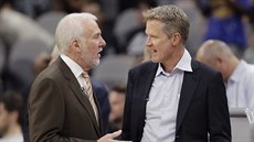 Gregg Popovich (vlevo) ze San Antonia a Steve Kerr z Golden State v druném...