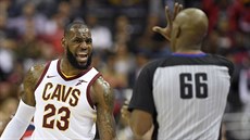 LeBron James (23) z Clevelandu nesouhlasí s rozhodím Haywoodem Workmanem.