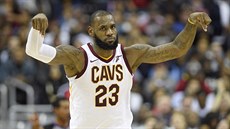 1) LeBron James oslavuje jeden z ko, kterými pomohl k výhe Clevelandu nad Washingtonem. Celkem jich nastílel 23.