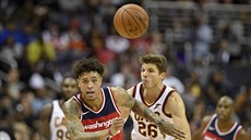 Kelly Oubre Jr. (vlevo) z Washingtonu má k míi blí ne Kyle Korver z...