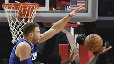 Blake Griffin (vlevo) z LA Clippers zastavuje Jarella Martina z Memphisu.