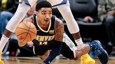 Gary Harris z Denveru se vrhá po míi.