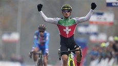 Tomáš Kopecký končí druhý v závodě juniorů na ME v cyklokrosu. Raduje se Loris...