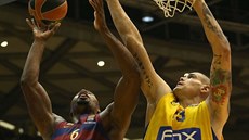 Joey Dorsey (vlevo) z FC Barcelona útoí pes Maika Zirbese z Maccabi Tel Aviv.