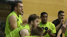 Brnntí basketbalisté se hecují, zleva Jan Tomanec, Marian Hrabovský a Kevin...