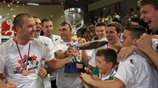 Rok 2008 a basketbalisté Olimpije Lubla oslavují slovinský titul. tvrtý...