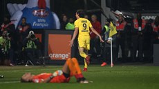 Edinson Cavani z Paris St Germain slaví gól proti Angers.