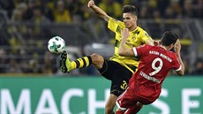 Julian Weigl z Dortmundu (vlevo) a Robert Lewandowski z Bayernu Mnichov v...