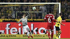 Roman Bürki, branká Dortmundu, inkasuje gól v utkání proti Bayernu Mnichov.