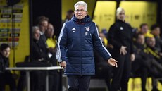 Jupp Heynckes, trenér Bayernu Mnichov, pozoruje hru.