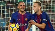 Paco Alcácer z Barcelony (vlevo) dostává gratulace ke gólu proti Seville.