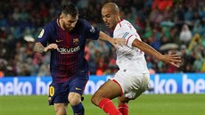 Útoník Barcelony Lionel Messi (vlevo) u míe v utkání proti Seville.