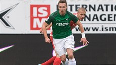 Jablonecký Stanislav Tecl (v zeleném) vyráí dopedu v utkání proti Brnu.