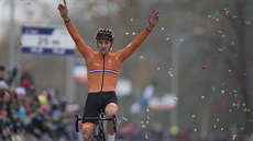 Nizozemský cyklokrosa Mathieu van der Poel slaví triumf na mistrovství Evropy...