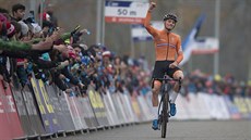 Nizozemský cyklokrosa Mathieu van der Poel triumfáln dojídí do cíle...