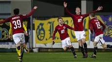Spar�an�tí fotbalisté slaví gól na zlínském h�i�ti.