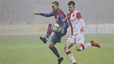  Eduard Sobol (vpravo) jet v dresu Slavie. 