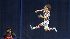 Luka Modri z Chorvatska slaví gól v baráovém duelu proti ecku.