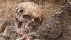 Hrob lu�i�tníka, kultura se zvoncovitými poháry. Detail s nátepní desti�kou u...