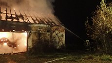 Ve středu večer začala v obci Semněvice hořet stodola. Hasiči s plameny...