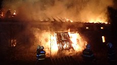 Ve středu večer začala v obci Semněvice hořet stodola. Hasiči s plameny...