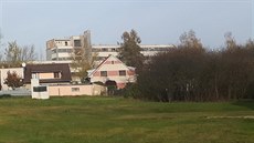 Areál záloní nemocnice v Jílovém u Prahy pímo sousedí s obytnou zónou