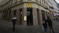 Dm na adrese Zámenická 2, Brno. Je tu McDonalds a také byty pro seniory.