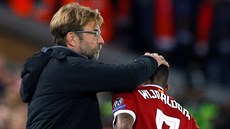 Liverpoolský trenér Jürgen Klopp konejí Georginija Wijnalduma, který musel...