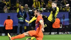 Dortmundský záloník Christian Pulisic stílí na bránu v duelu s Nikósií.