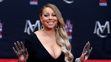 Mariah Carey zanechala své otisky v betonu na nádvoí TCL Chinese Theatre (Los...