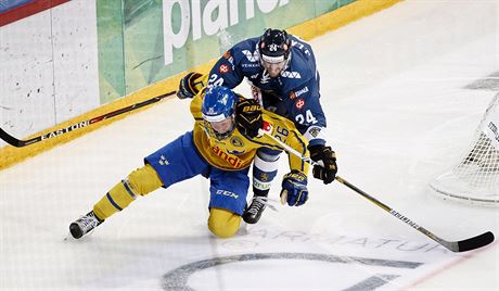 Fin Jani Lajunen (v modrém) atakuje véda Rasmuse Dahlina.