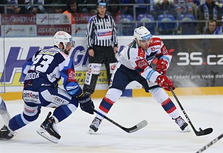 Pardubický Martin Kaut (vpravo) se pokouí obejít Tomáe Svobodu z Komety.