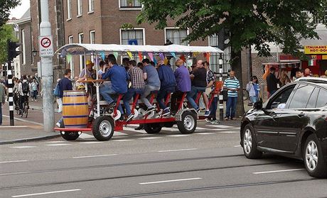 Pivocykly u Amsterodam zakázal. Zbytnlá turistika ale suuje msto dál. 