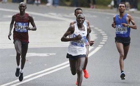 Geoffrey Kamworor uniká soupem pi maratonu v New Yorku.