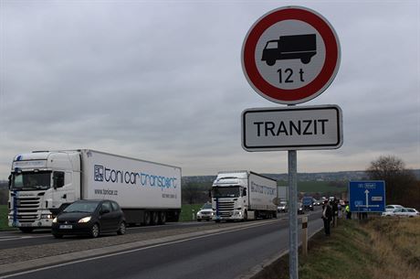 V íanech u Prahy zaal platit zákaz tranzitu kamion. (13.11.2017)