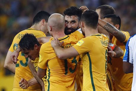 Australtí fotbalisté se radují z gólu proti Hondurasu.