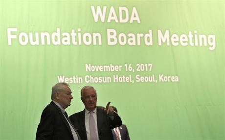 Craig Reedie (vpravo) je éfem antidopingové agentury WADA, debatuje se svým...