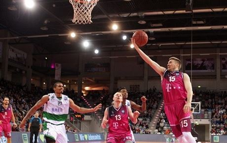 Rotnei Clarke (15) v dresu nmeckého Telekomu Bonn