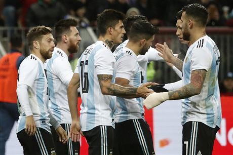 Sergio Agüero (druhý zprava) z Argentiny pijímá gratulace ke gólu do ruské...