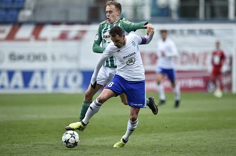 Boleslavský kapitán Marek Matjovský (vpedu) se snaí uchránit mí ped...