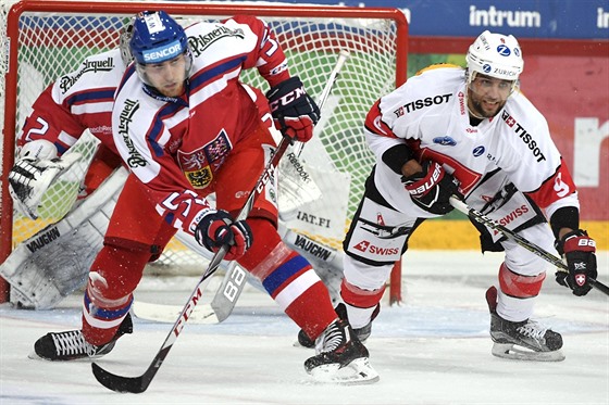 eský hokejista Roman Horák (vlevo)  a Thomas Ruefenacht ze výcarska.