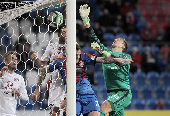 Gól v brance Slovácka. Milan Hea se natahuje marn.