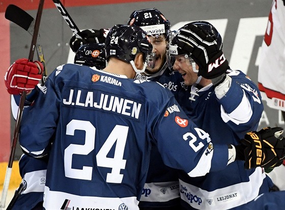 Hráči Finska se radují z gólu proti týmu Kanady.