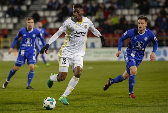 Zlínský Benjamin Traoré (uprosted) vede mí v utkání proti Olomouci.