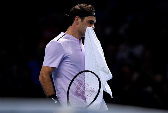 NEDAÍ SE. Roger Federer bhem semifinále Turnaje mistr proti Davidu Goffinovi.
