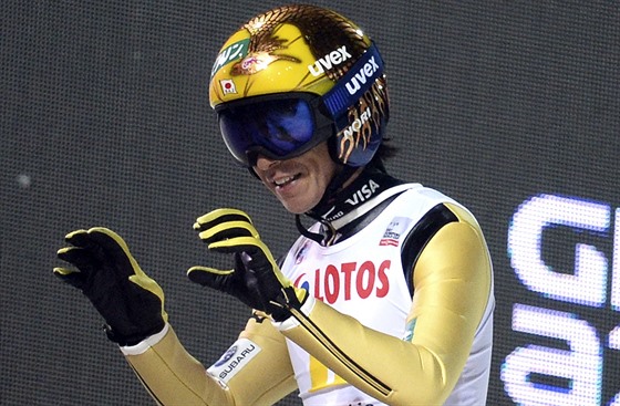 Japonec Noriaki Kasai gestikuluje po svém druhém skoku na Sv�tovém poháru v...