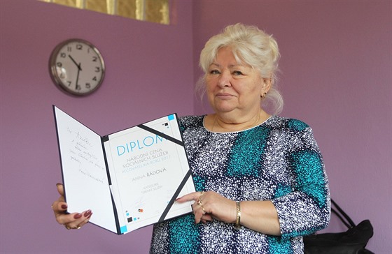 Anna Řádová s diplomem za účast ve finále Národní ceny sociálních služeb....