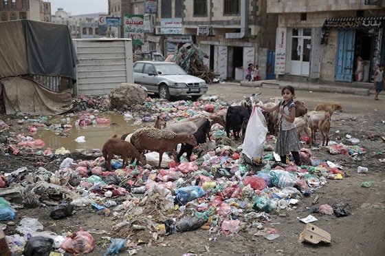 Základní sluby v Saná nefungují, na ulicích se hromadí odpadky. Archivní...