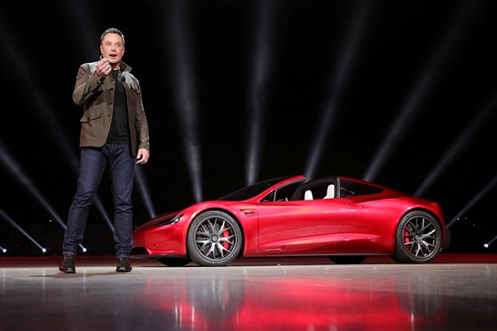 Elon Musk, šéf automobilky Tesla, představuje nový elektrický roadster